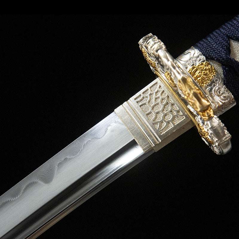 Two-color lion Tachi, patterned steel, earth-covered burnt blade, pill forging, integrated keel handle, brass decoration